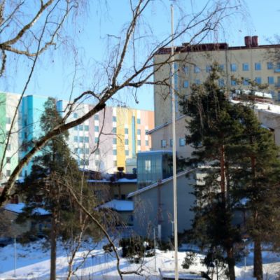 K-sairaala, jonka vieressä on Etelä-Karjalan vanhempi keskussairaalarakennus.