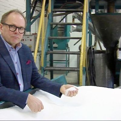Piippo Oy:n toimitusjohtaja Kari Hirvonen ja laatikollinen tehtaan raaka-ainetta eli muoviraetta.