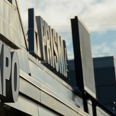 Kuvan etualalla osuuskauppa KPO:n kyltti, taustalla Prisman kyltti.
