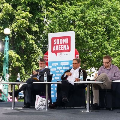 Paneeli Suomi-areenan lavalla.