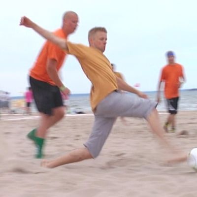 Vauhdikasta rantajalkapalloa Yyteri BeachFutiksessa 2010.
