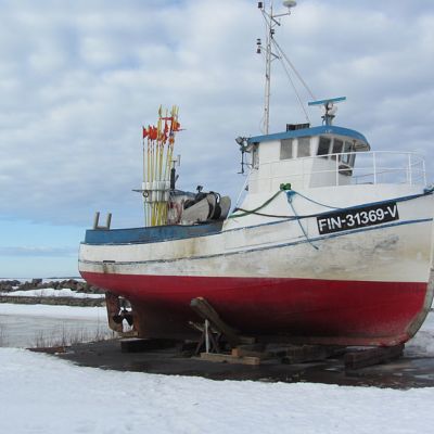 Kuvassa kalastusalus Trullevin kalasatamassa.Taustalla jäätä.
