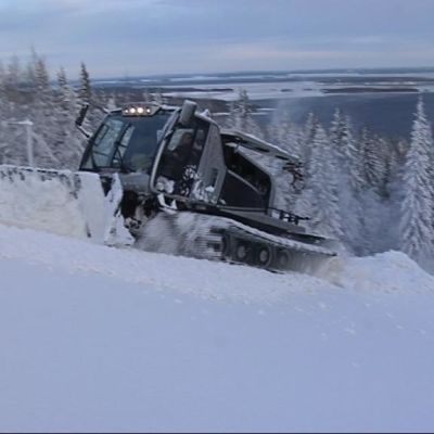 Tamppari työntää lunta Ukko-Kolin rinteellä Lieksassa.
