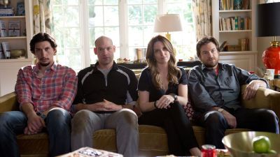 adam driver, corey stoll, tina fey och jason bateman sitter i en soffa.