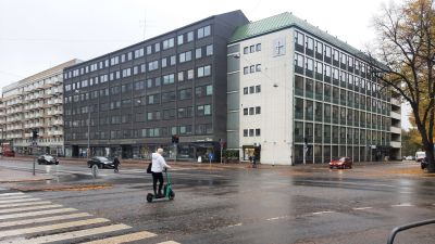 Korsningen mellan Aningaisgatan och Eriksgatan, en elsparkcyklist kör över vägen.