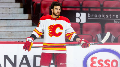 Zac Rinaldo i Calgarys tröja.