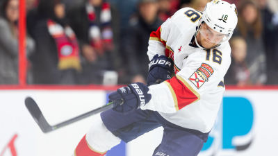 Aleksander Barkov avfyrar ett slagskott.
