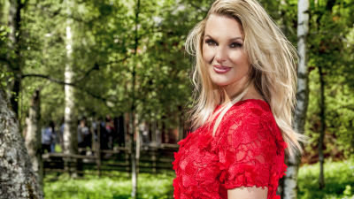Sanna Nielsen i röd klänning