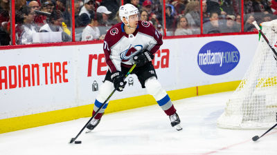 Joonas Donskoi med pucken bakom målet.