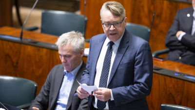 Peter Östman och Anders Adlercreutz i riksdagens plenisal.