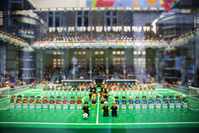 Fotbollsstadion byggd i lego, komplett med landslag från både Danmark och Finland.