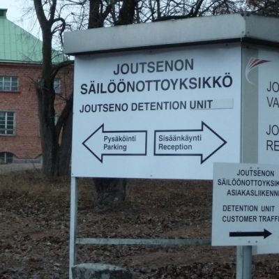 Joutsenon säilöönottoyksikön ja vastaanottokeskuksen opaskyltit.