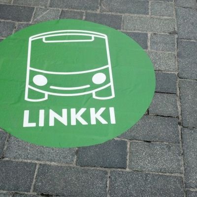 Linkki-logo kadulla.