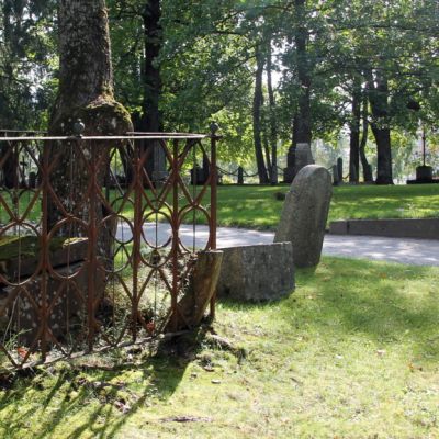 Sankarihautausmaan vieressä on vanhaa hautausmaata.