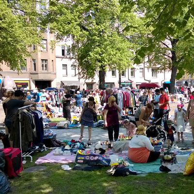 Paljon ihmisiä Karhupuistossa.