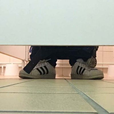 WC:n pöntöllä istuva henkilö