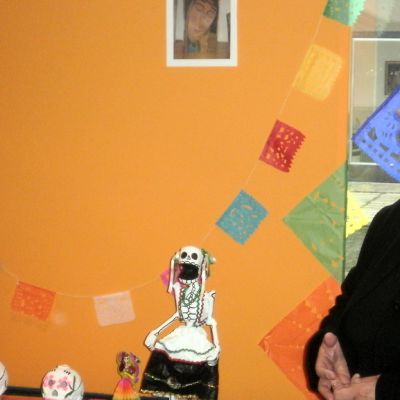 Kulttuurijohtaja Minna Sartes kiinnitti tauluun äitinsä muistoa vaalivan kuvan.