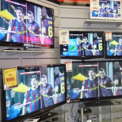 Televisioita elektroniikkaliikkeessä.