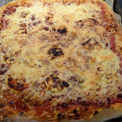 Pizza jossa on poroa ja leipäjuustoa