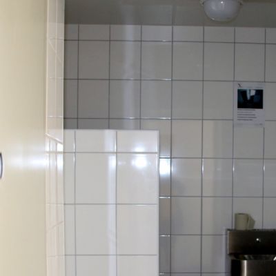 Suihkutilan nurkassa on kamera valvomassa