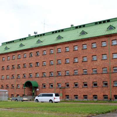 Joutsenon säilöönottoyksikkö sijaitsee Konnunsuon vanhassa vankilarakennuksessa.