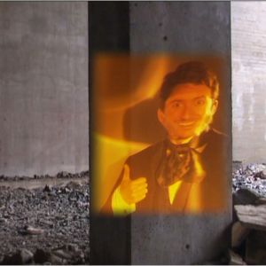 Stradan Ivan Puopolo heijastuu liekkimäisenä reflektiona betonipilariin