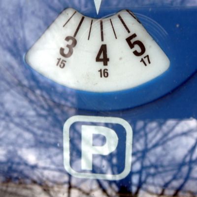 Kuvassa pysäköintikiekko auton tuulilasin takana.