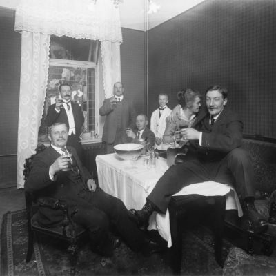Naiset ja miehet juovat kabinetissa alkoholia
