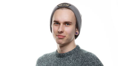 Miro tittar in i kameran