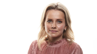 Fanny tittar in i kameran