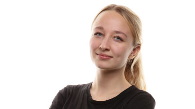 Isabel tittar in i kameran