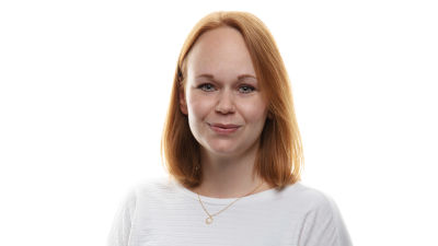 Mathilda tittar in i kameran