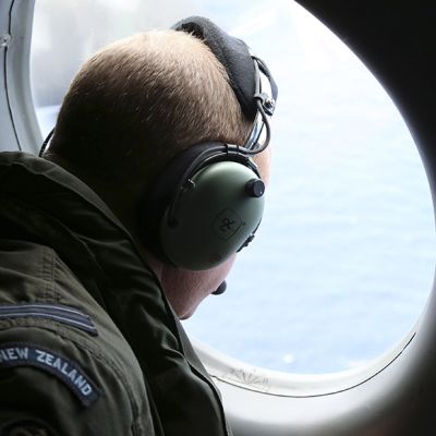 Uuden Seelannin ilmavoimien luutnantti Pete Jackson etsii koneen osia Intianmerellä 31. maaliskuuta 2014.