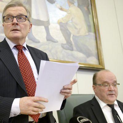 Eduskunnan perustuslakivaliokunnan puheenjohtaja Johannes Koskinen ja valiokunnan jäsen Tapani Tölli (oik.) kertoivat valiokunnan kannasta sote-ehdotukseen tiedotustilaisuudessa Helsingissä torstaina 5. maaliskuuta 2015