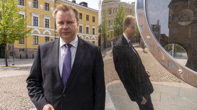 Antti Kaikkonen, puolustusministeri, puolustusministeriön edessä