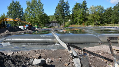 Geosockor fylls med muddermassa i Dalsbruk.