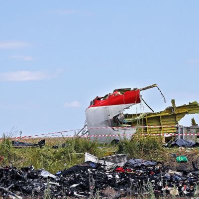 Ukrainalaiset työmiehet keräämässä lennon MH17 osia putoamispaikalla 20. heinäkuuta 2014 Ukrainassa.