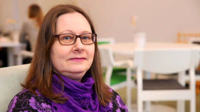 Tina Holmberg-Kalenius istuu tuolissa