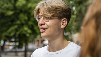 Allan Ahlskog utanför Katedralskolan i Åbo.
