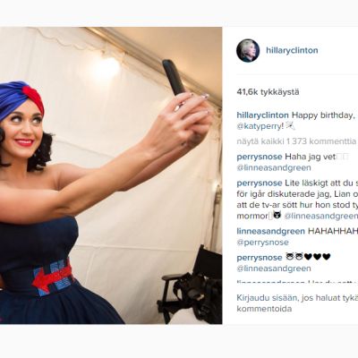 Kuvakaappaus Hillary Clintonin Instagram tililtä jossa Hillary ja muusikko Kate Perry ottavat yhteisselfie.