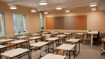 Klassrum i orangea färger.