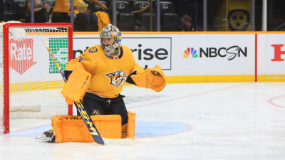 Juuse Saros i gul Nashvilletröja under en match.