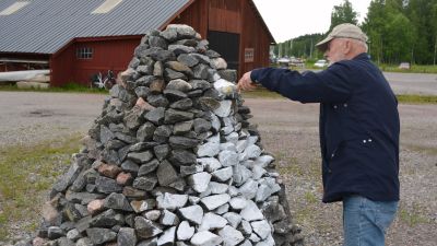 ivar nordlund målar ett kummel vid wilenius båtvarv