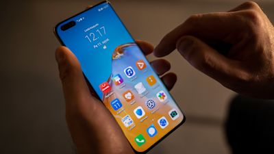 Huawei P40 Pro+ älypuhelin Leica-kameralla ilman Googlen palveluja lähikuvassa, Helsinki, 11.9.2020.