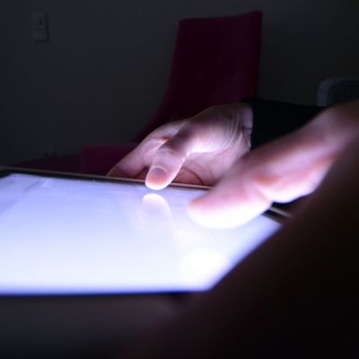 Nainen selaa nettiä tabletilla.