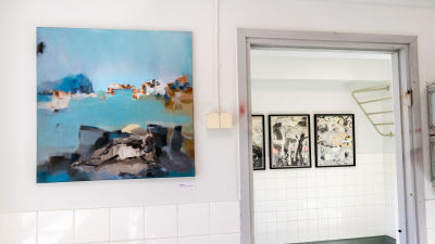 Tavlor på utställning i galleri.
