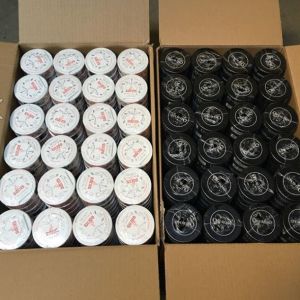Snuset i grupperna säljs också lådvis vilket kan betyda att hela kedjan finns representerad här Två lådor med olika sorters snus säljs i grupperna på Facebook
