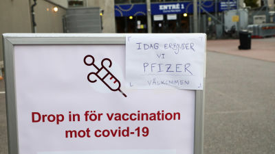 En skylt utanför en byggnad. Skylten har texten: Drop in för vaccination mot covid-19.