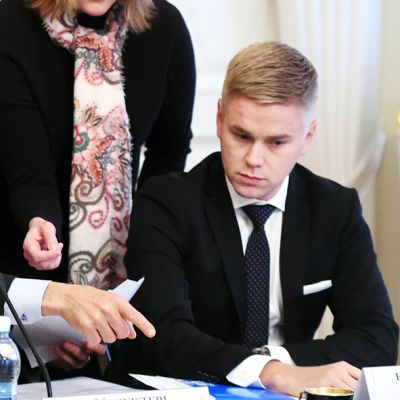 Pääministeri Alexander Stubb ja erityisavustaja Joonas Turunen (oik.) Smolnassa Helsingissä 9. helmikuuta. Hallitus kokoontui käsittelemään ensimmäistä vuoden 2015 lisätalousarvioesitystä.