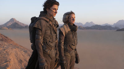 Timothée Chalamet och Rebecca Ferguson blickar ut över ett ökenlandskap.
